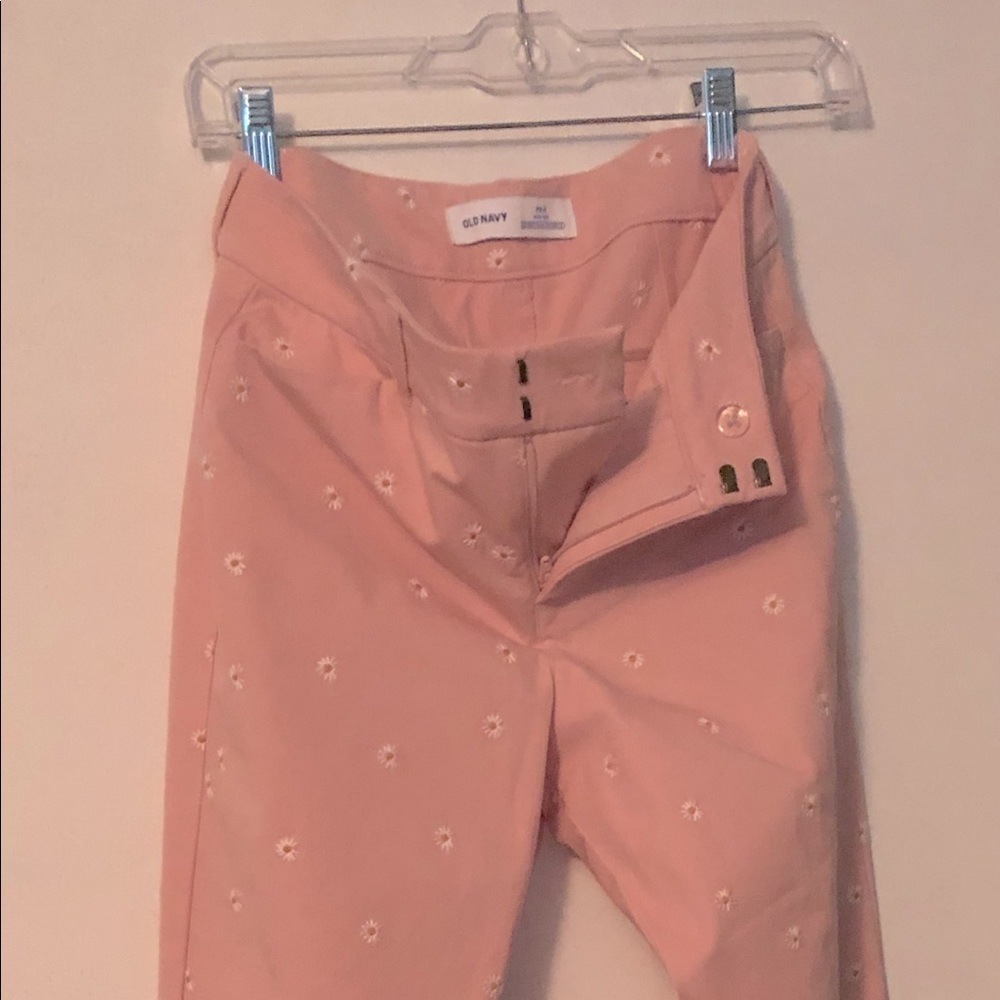 Pink daisy cropped pants
